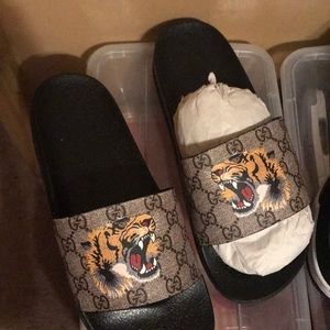 gucci lion flip flops